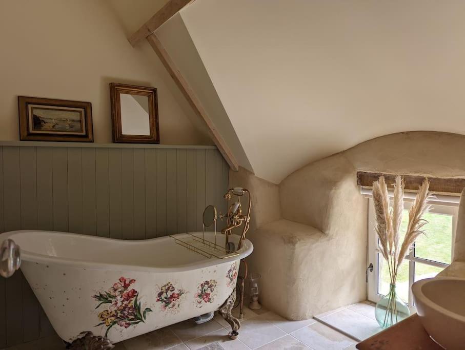 Maison Typique Bretonne Avec Toit De Chaume Camors Exterior photo