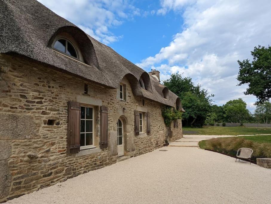 Maison Typique Bretonne Avec Toit De Chaume Camors Exterior photo