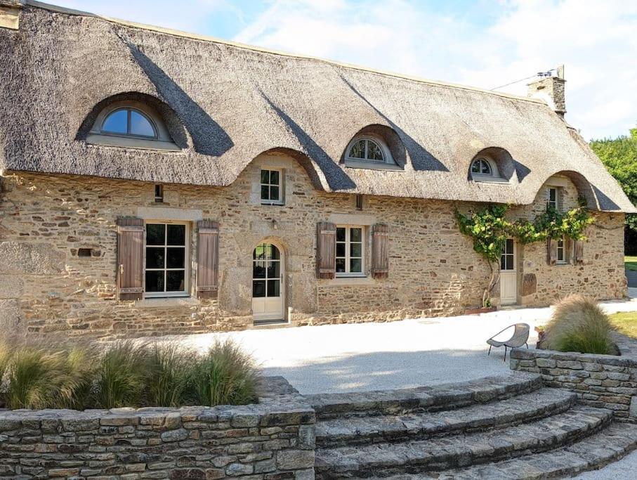 Maison Typique Bretonne Avec Toit De Chaume Camors Exterior photo
